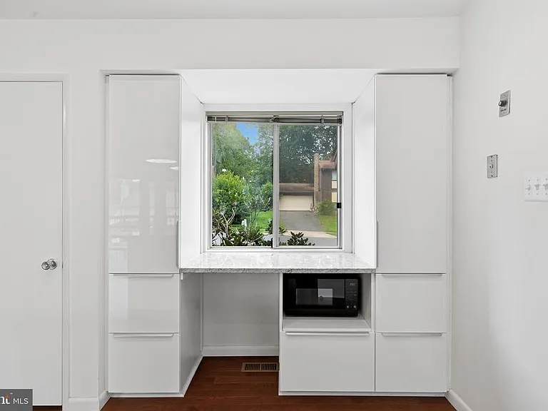 8811 Burbank Rd — Photo 13