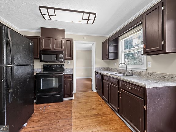 3rd image of 575 Oak Springs Dr