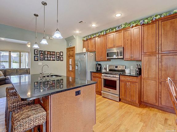 4th image of 7 Jeffrey Ln