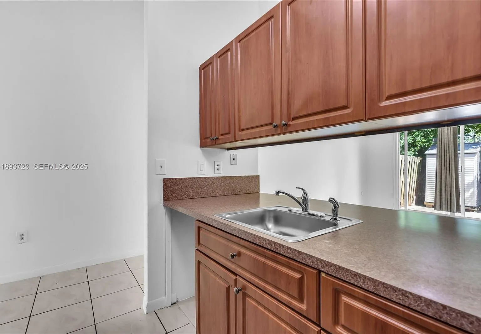 3 bed, 1093 sqft, $2,700 — Photo 3