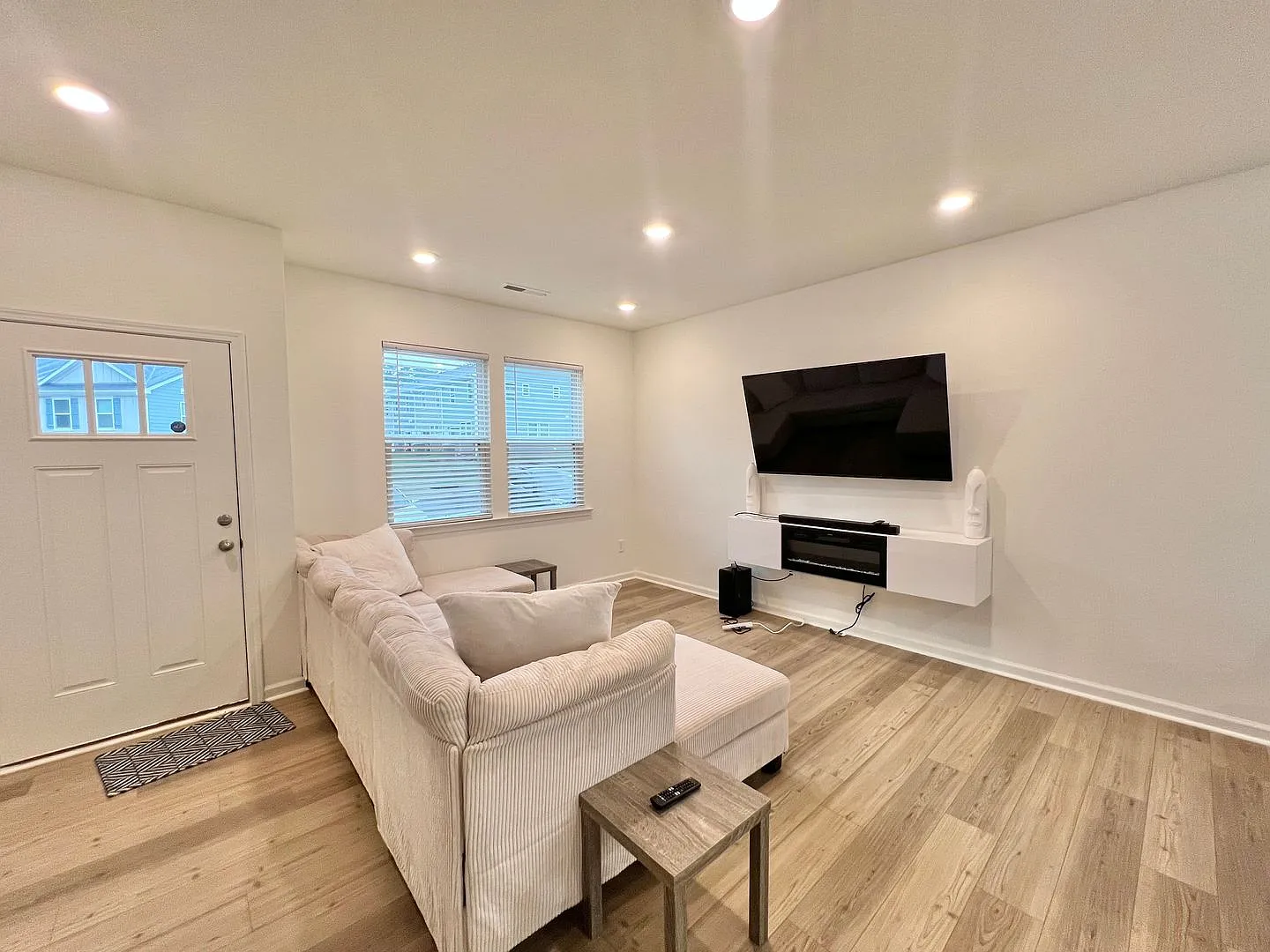 **Offering Refundable Application Fees & $100 Move In Promotion** Luxurious, Newly Built 3bd, 2.5... — Photo 2