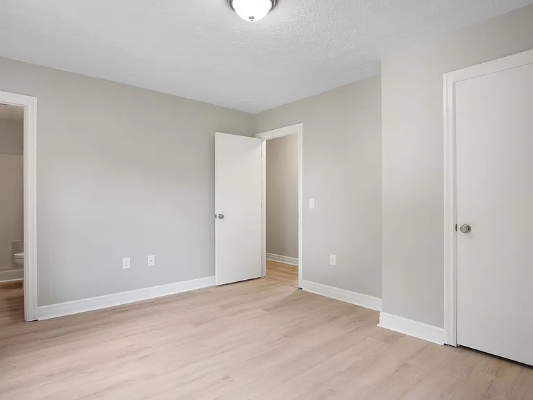 385 Warren St — Photo 11