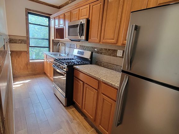 5th image of 382 Bainbridge St #2