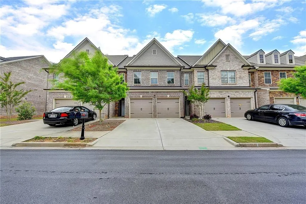 3 bed, 2.5 bath, 2100 sqft, $2,500 — Photo 2