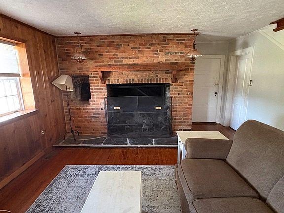 4th image of 16 Cedar Farm Ln