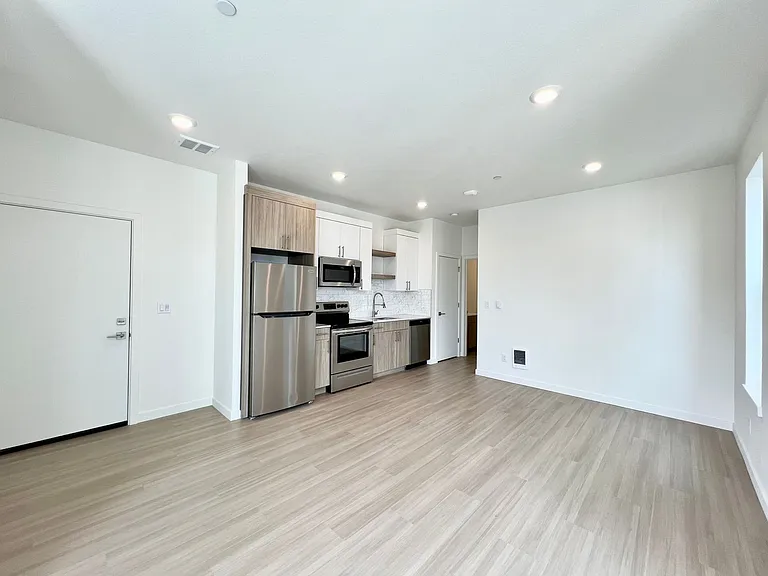 Greenwich Ave Apartments — Photo 34