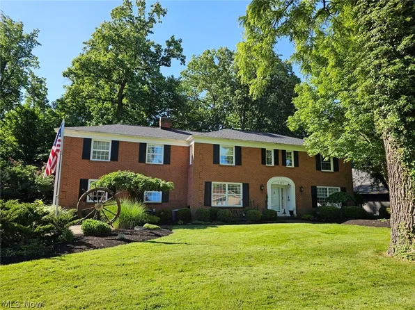 4375 Valley Forge Dr, Fairview Park, OH 44126