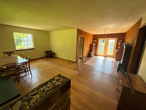 3rd image of 20 Laurel Ln