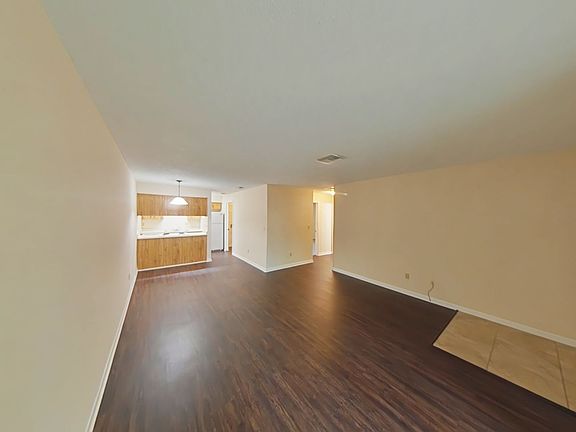 4th image of 720 NE 30th Ave APT P