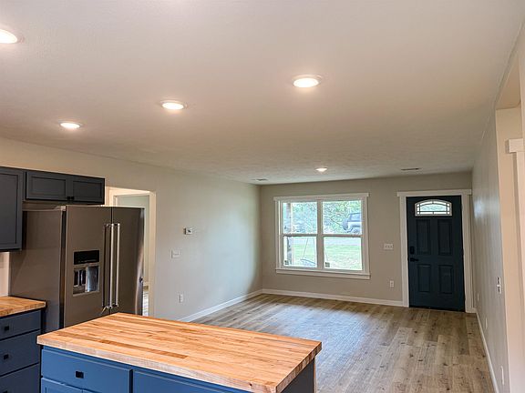 4th image of 112 W Maple St