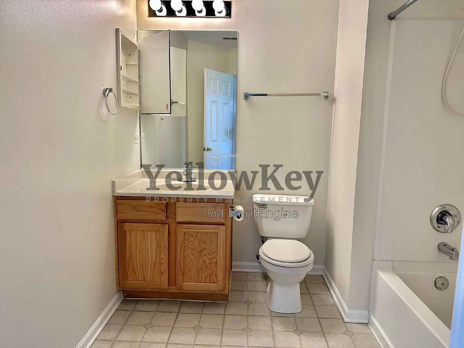 3 bed, 2.5 bath, 1800 sqft, $2,450 — Photo 4