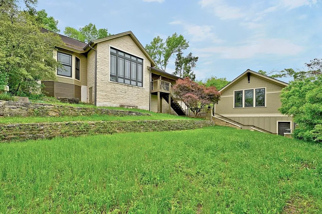 3 bed, 3.0 bath, 2293 sqft, $6,900 — Photo 1