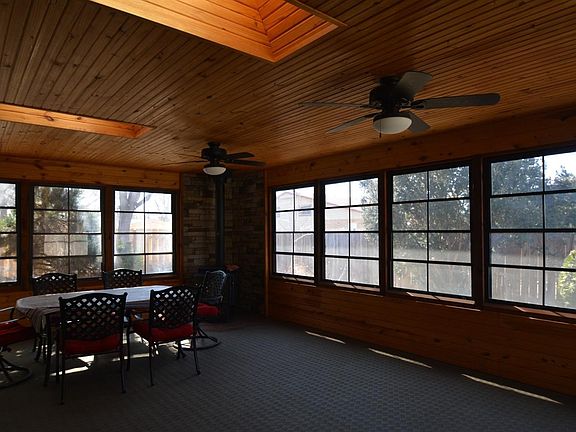 3rd image of 1613 N Glenellen Dr