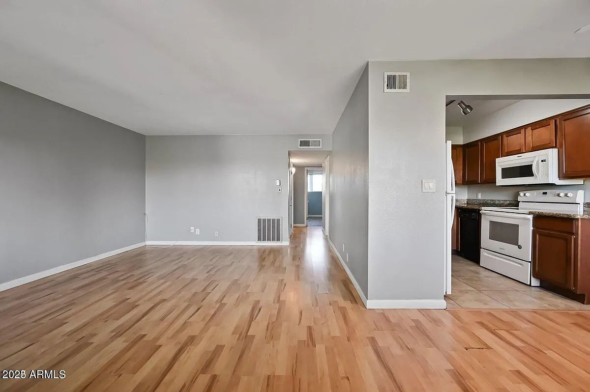 Building Photo - 1702 W Tuckey Ln #212
