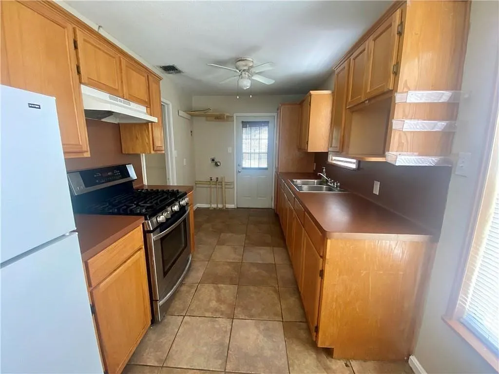 2 bed, 1.0 bath, 1010 sqft, $1,200 — Photo 3