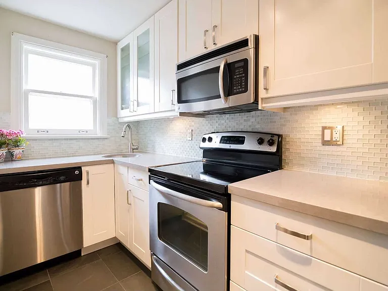485 Winnett Ave — Photo 5