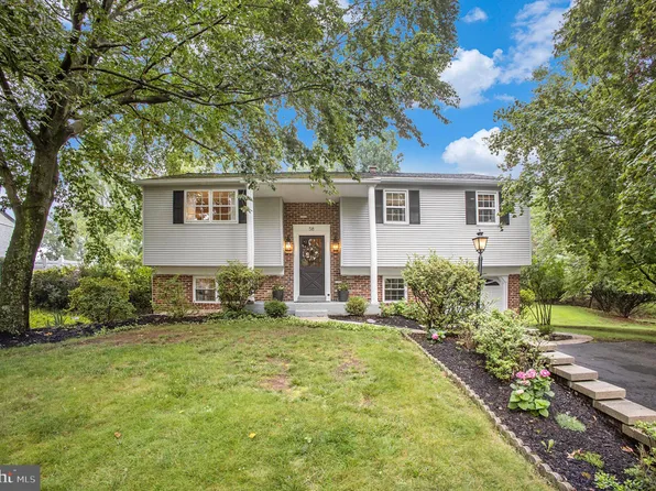 58 Skyline Dr, Audubon, PA 19403