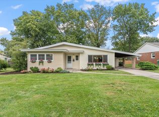 907 Longview Rd, Monticello, IL 61856