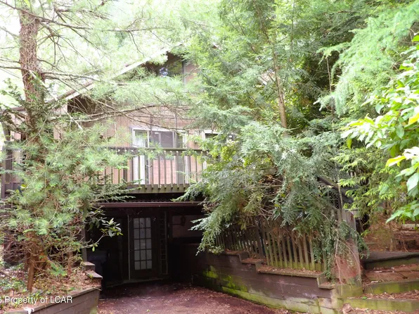 253 Four Seasons Dr, Drums, PA 18222