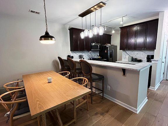 4th image of 1108 Grove Park Dr