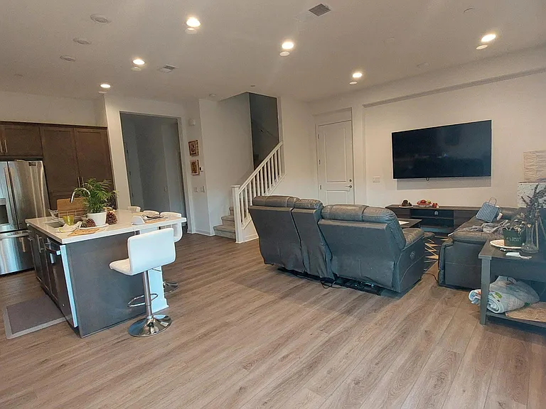 475 Clubhouse Dr — Photo 3