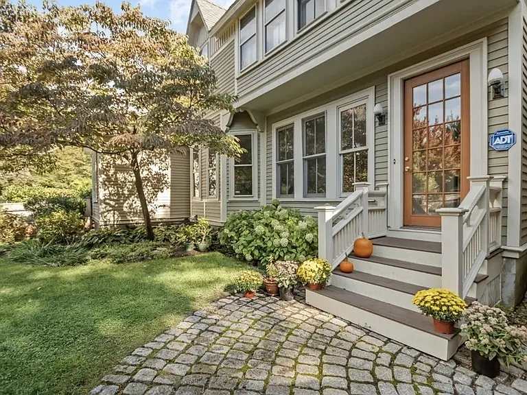 284 Lake Ave — Photo 3