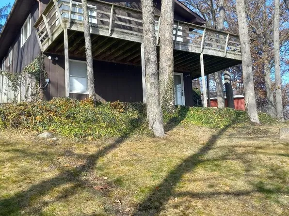 200 Lands End Rd, Hillsboro, IL 62049