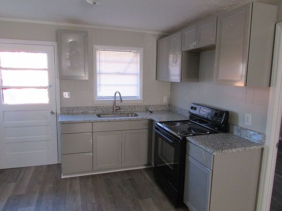 3rd image of 611 Elaine St