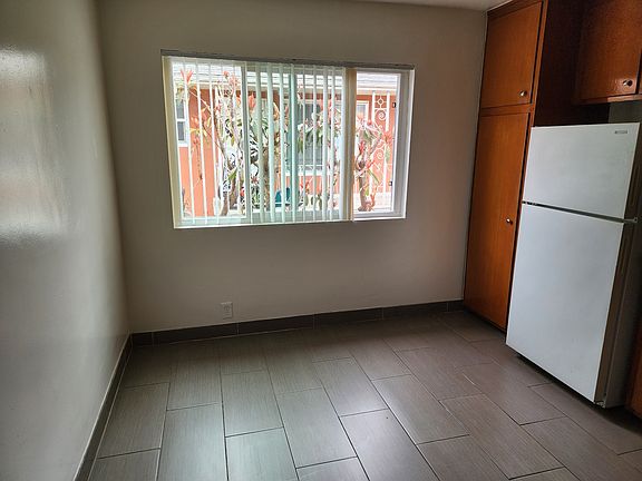 4th image of 710 E 6th St #8