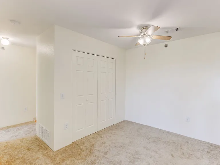Americana Lakewood Apartments — Photo 78
