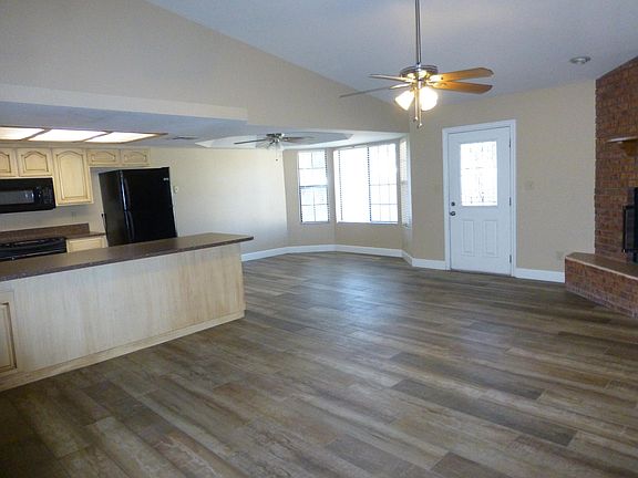 family room/eating area
