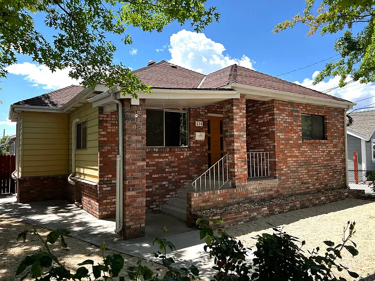 634 Burns St — Photo 1