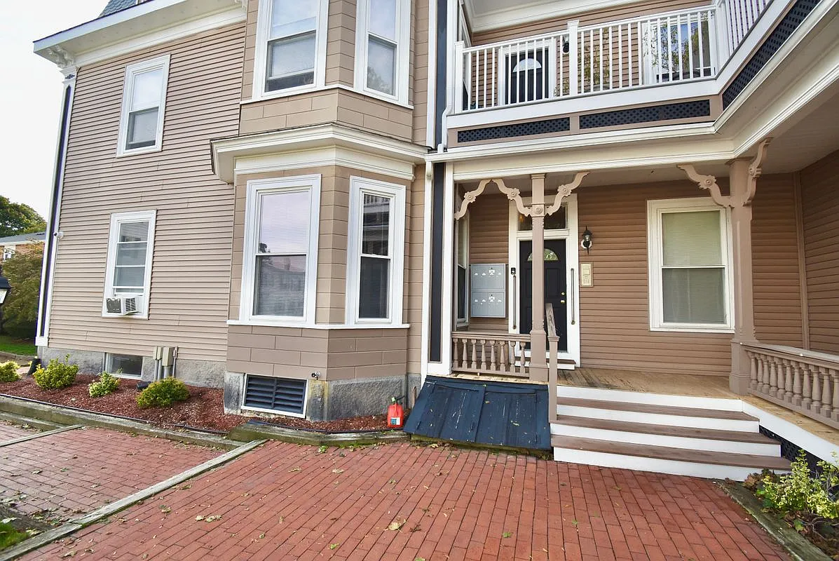 37 Railroad Ave — Photo 4