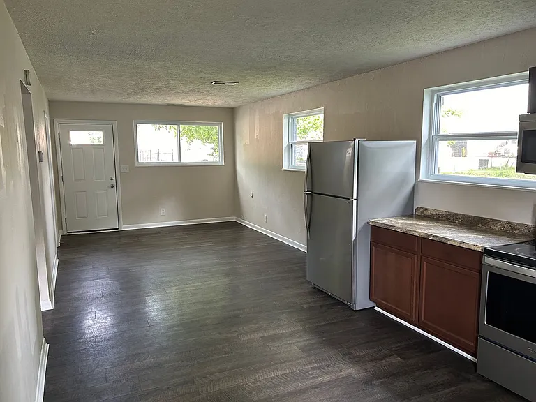 1220 Lincoln St — Photo 8