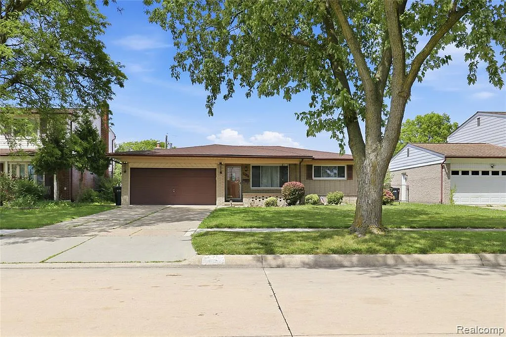 3 bed, 1.5 bath, 2642 sqft, $2,300 — Photo 2