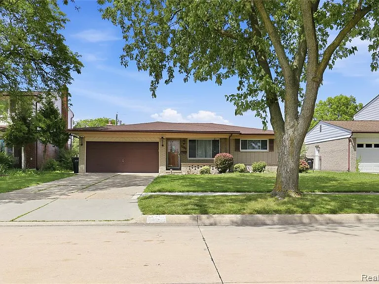 3125 Hedge Dr — Photo 2