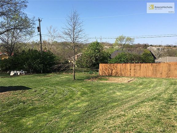 Huge fully fenced backyard!