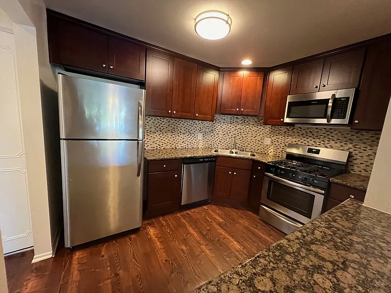 Versailles on the Lake Apartments — Photo 116