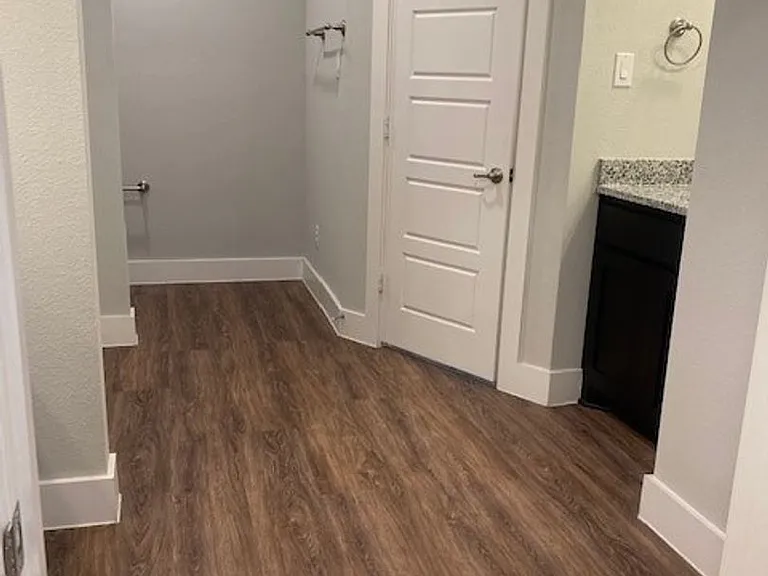 375 Hampton Pl — Photo 6