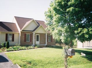 25 Coupler Dr, Stewartstown, PA 17363