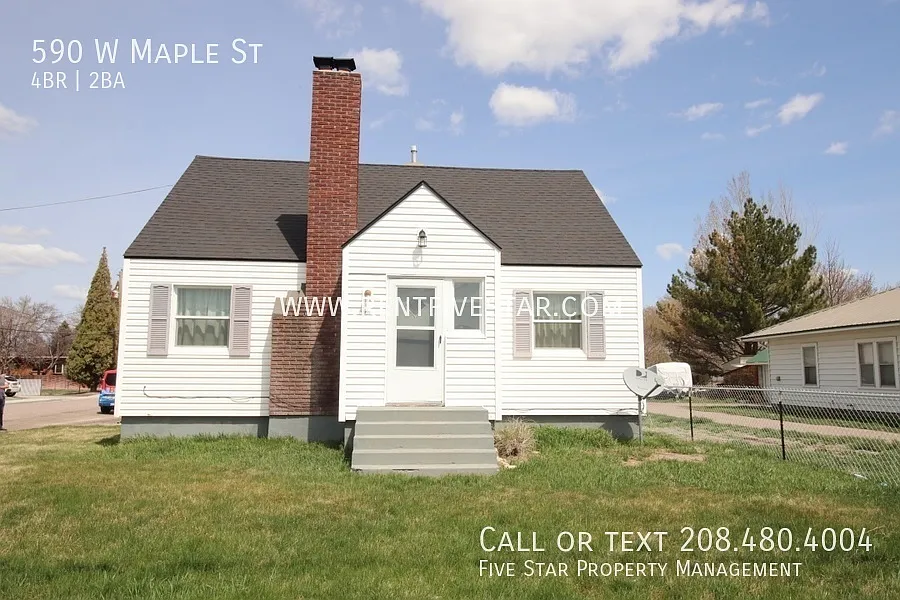Updated 5 Bedroom, Pet Friendly Home! — Photo 1