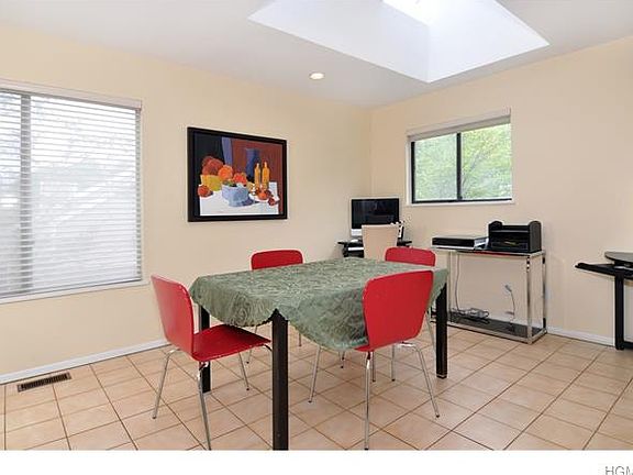 5th image of 154 Fieldpoint Dr