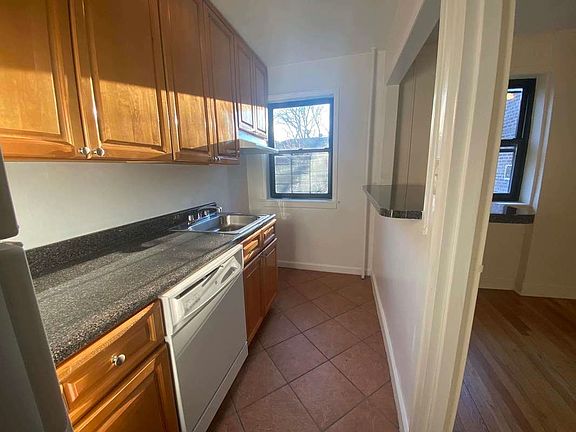 5th image of 20-12 Crescent St #2B