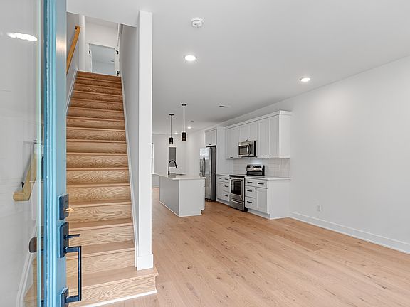 5th image of 105 1/2 S Laurel St