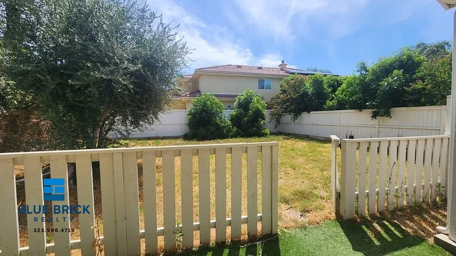 Bright & Laid-Back 3 Bedroom 2 Bathroom Single-Family Home with Private Backyard — Photo 3