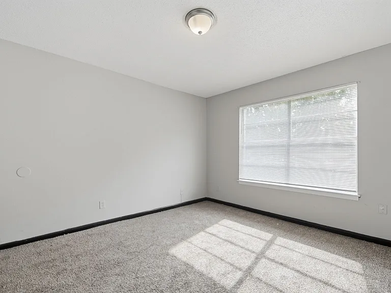 Hillcrest Apartments — Photo 6