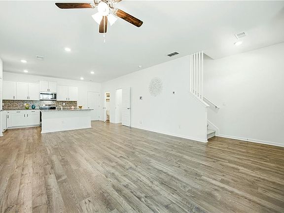 5th image of 810 Elgin Trl