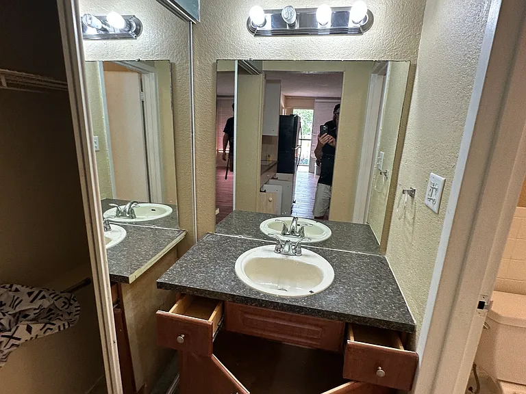 Studio powder room and closet. Rental studio Davenport
