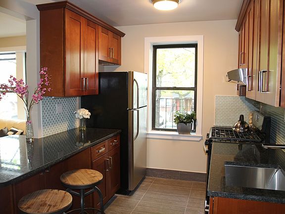 2nd image of 2032 31st St APT D4