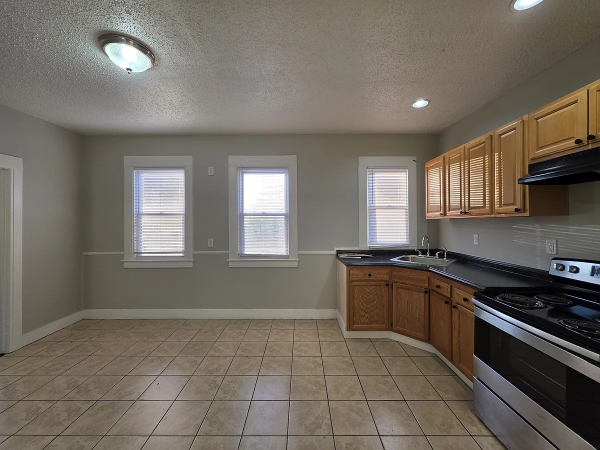 Building Photo - 649 1st Ave #B